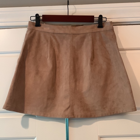 New EXPRESS faux suede mini skirt 2 - Picture 2 of 4